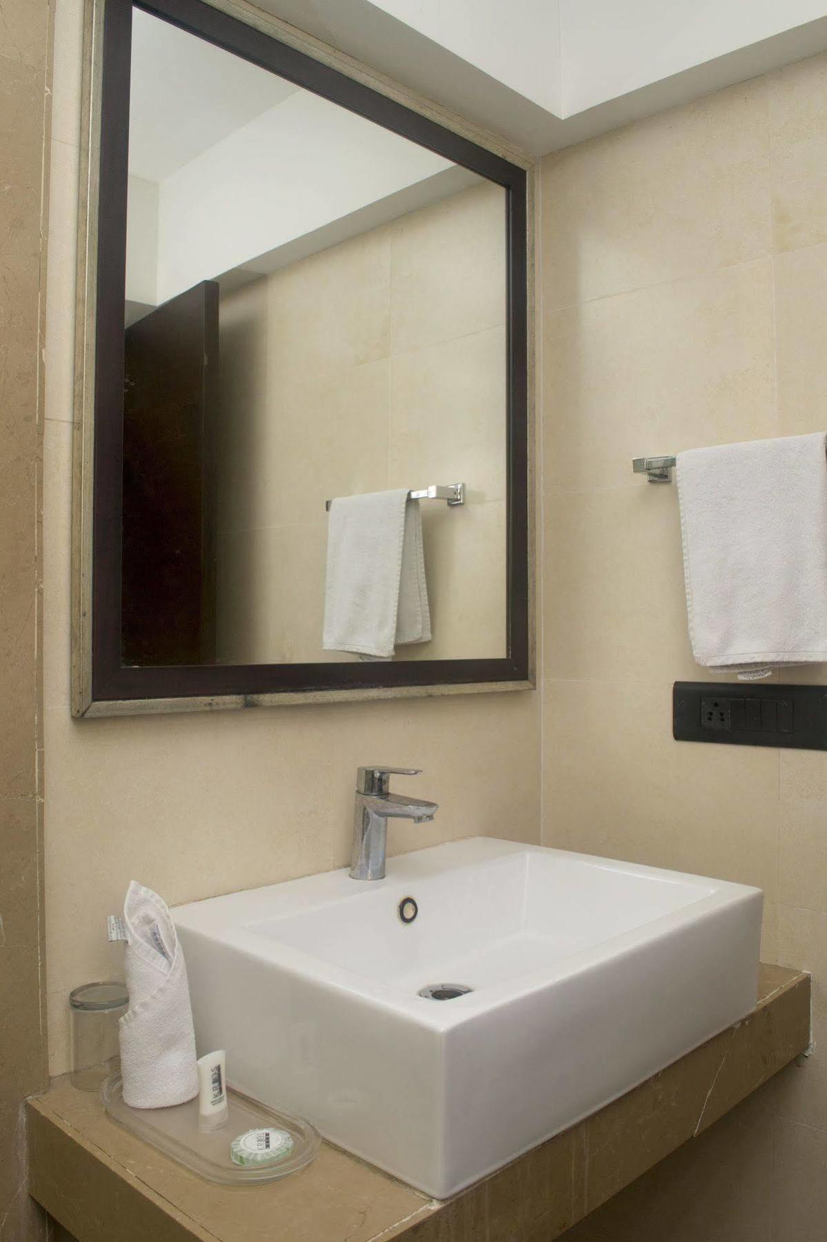 Oyo 1545 Hotel Shivani International Ahmedabad Exterior photo
